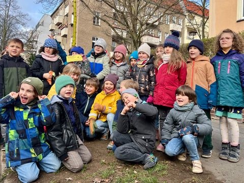 Baumpflanzung der Zebraklasse der Evangelischen Schule Pankow (Bild: SenMVKU)