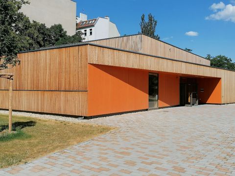 Eingang einer Sporthalle in Holzbauweise