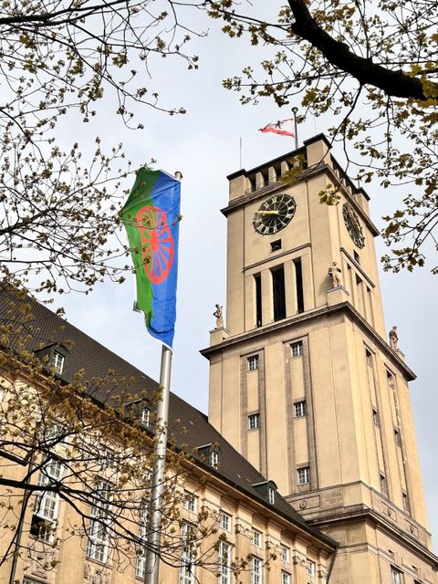 Die Rom*nja-Flagge vor dem Rathaus Schöneberg