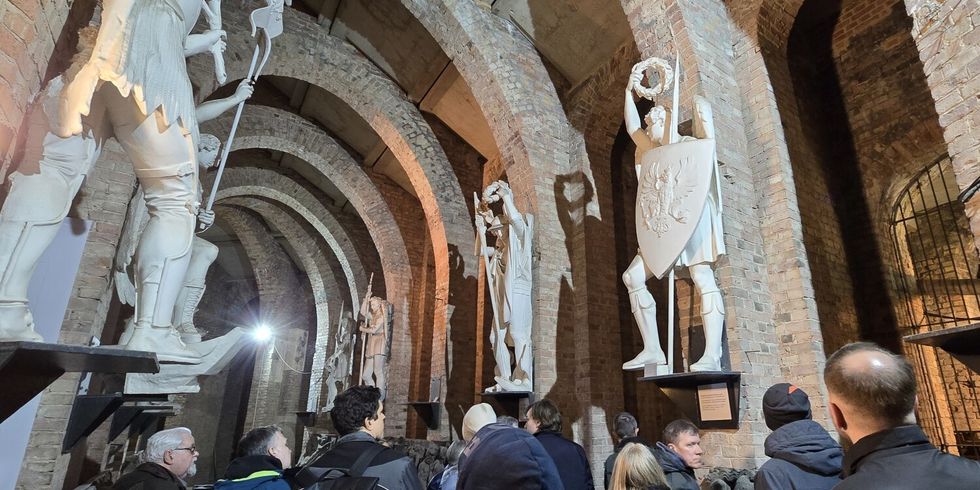 Frank Körner, ehemaliger Bauleiter im Bezirksamt Friedrichshain-Kreuzberg gewährt seltene Einblicke in die Katakomben unterhalb des Schinkel-Denkmals