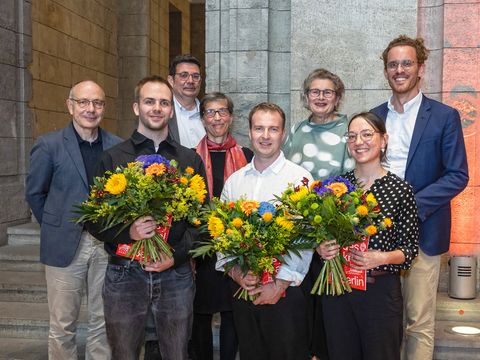 Studienpreis 2025 - Gruppenfoto mit allen anwesenden Preisträger*innen, den Laudator*innen sowie Senatsbaudirektorin Prof. Petra Kahlfeldt und Landeskonservator Dr. Christoph Rauhut (Bild: Landesdenkmalamt Berlin, Paul Hahn)