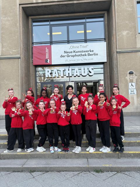 Cheerleaderinnen zu Besuch im Rathaus (Bild: BA Reinickendorf)