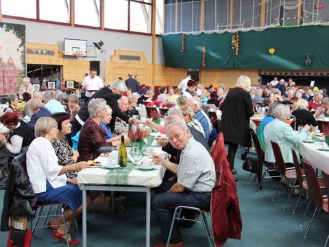 Bürgermeisterin Wiezorek serviert Kaffee