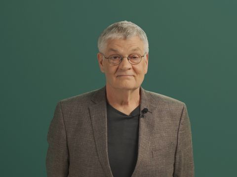 Auf dem Bild ist ein Senior in einer Interview Situation zu sehen