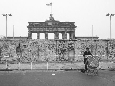 „Leierkastenspielerin vor der Mauer am Brandenburger Tor“, 1990(Bild: Gottfried Schenk) 