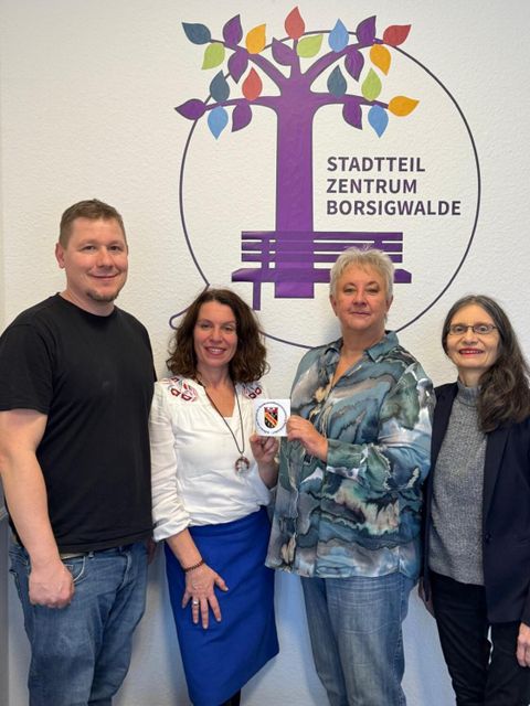 Von links: Marius Hörning und Claudia Schneider (Mitarbeitende im Stadtteilzentrum Borsigwalde), Kerstin Köppen (BVV-Vorsteherin), Andrea Behnke (Bündnis 90/Die Grünen) (Bild: Jana Forstmann (Immanuel Beratung))