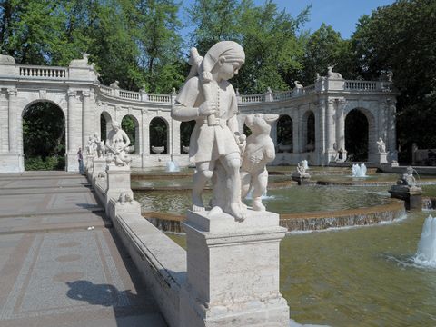 Verschiedene Figuren schmücken den Märchenbrunnen im Volkspark Friedrichshain