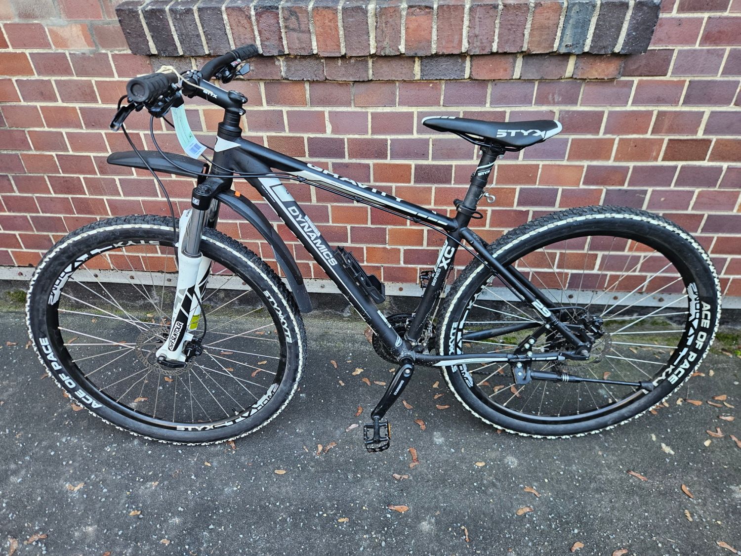 Schwarz-weißes Herrenfahrrad