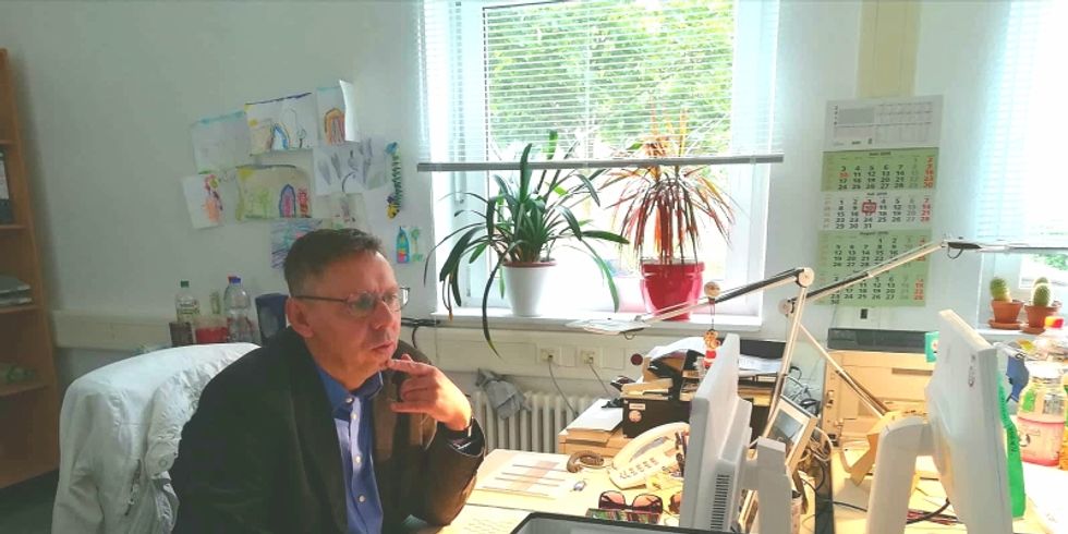 Bezirksstadtrat Klemm beim Praktikum im Sozialamt