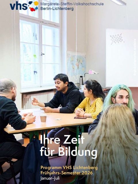 Titelbild Programmheft Frühjahr 2026, Kurteilnehmende sitzen im Unterrichtsraum am Gruppentisch, "Ihre Zeit für Bildung" Schriftzug