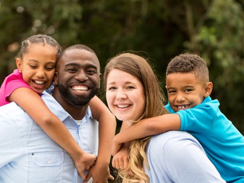 Vater, Mutter mit 2 Kindern