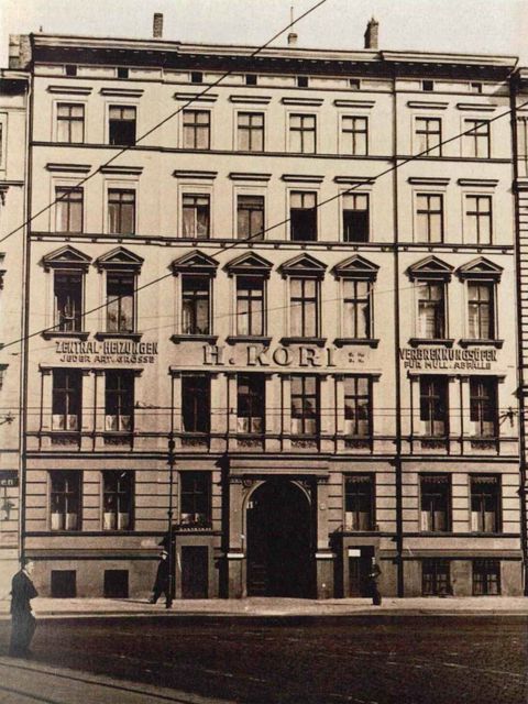 historisches Bild eines Hauses mit fünf Stockwerken