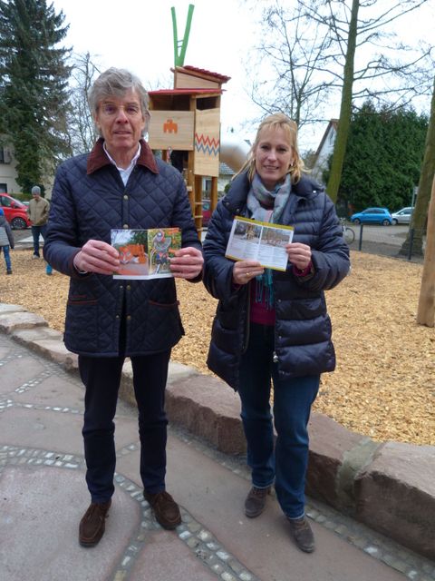 Bezirksstadträtin Katrin Schultze-Berndt und Amtsleiter Rüdiger Zech zeigen die neue Broschüre. (Bild: BA Reinickendorf)