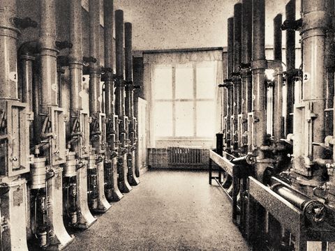 Blick in die Zentrale der Hausrohrpostanlage 1916