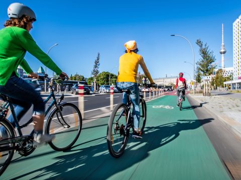 Radlerinnen auf der Holzmarktstraße