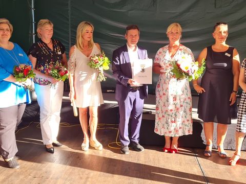 Bezirksbürgermeister Uwe Brockhausen beglückwünscht Manuela Seefluth (3. V. r.), Geschäftsführerin der Feinbäckerei und Konditorei Laufer GmbH (Bild: BA Reinickendorf)