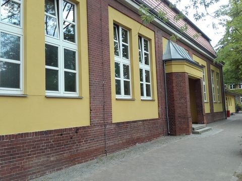 Fassade der denkmalgeschützten Sporthalle der Christoph-Földerich-Grundschule