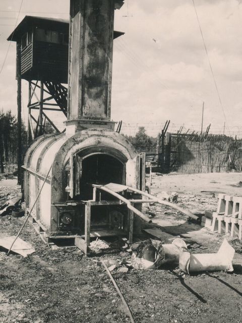 Ein Kori-Ofen im ehemaligen KZ Bergen-Belsen, 1945. (Bild: Dennis Hardy)