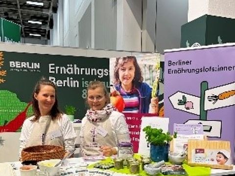 Zwei Ernährungslotsinnen am Stand der Berliner Ernährungsstrategie auf der Grünen Woche 2024