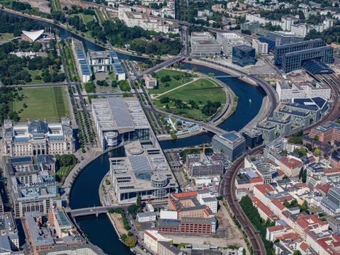 Luftbild mit Blick über das Regierungsviertel und den Berliner Hauptbahnhof