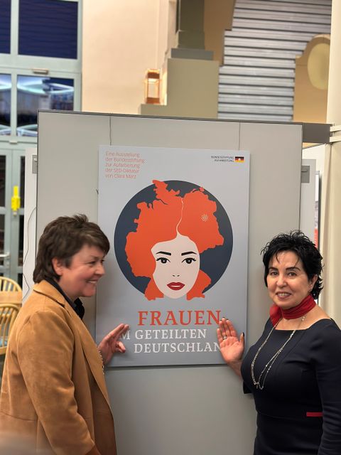Bezirksbürgermeisterin Emine Demirbüken-Wegner (re.) und Petra Lölsberg, Öffentlichkeitsarbeit der Humboldt-Bibliothek, bei der Eröffnung. (Bild: Julia Brockner )