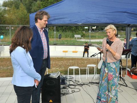 Einweihung des Spielplatzes und Paradiesgarten an der Schönagelstraße - Nadja Zivkovic und Sascha Richter bekommen Goldene Gießkanne des Paradiesgarten überreicht