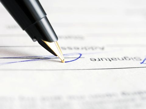 Unterschreiben eines Vertrages