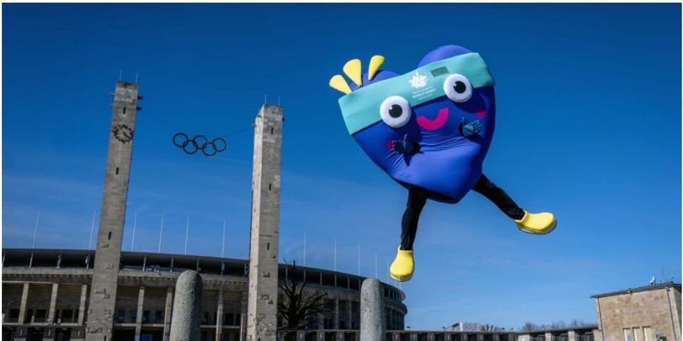 Unity, das Maskottchen der Special Olympics vor dem Olympiastadion in Charlottenburg.