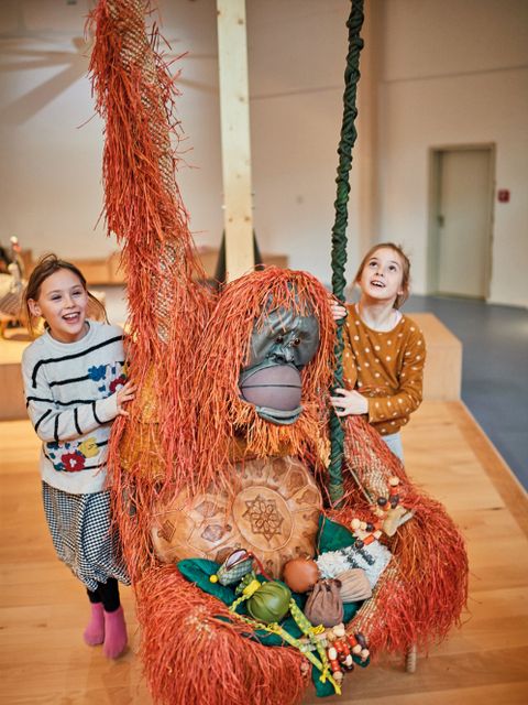 Am Eingang der Arche bringen die Kinder zusammen mit dem Orang-Utan die kleinen Tiere auf die Arche.