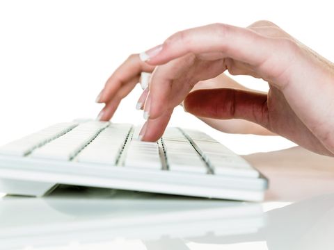 Frau im Büro mit Computer
