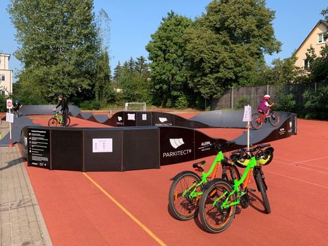 Kinder auf dem Pumptrack vor Grundschule an der Peckwisch (Bild: Bezirksamt Reinickendorf)