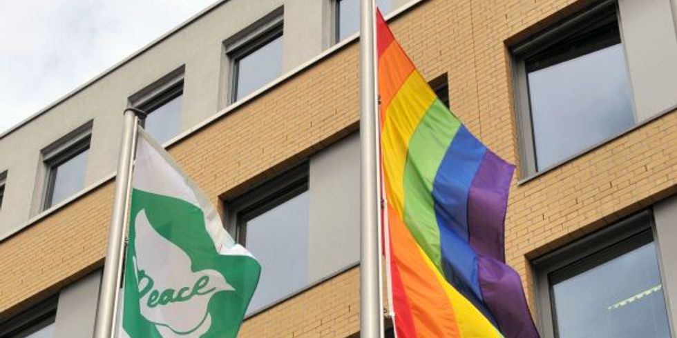 Bürgermeister für den Frieden 2020 - Fahne auf dem Alice-Salomon-Platz gehisst