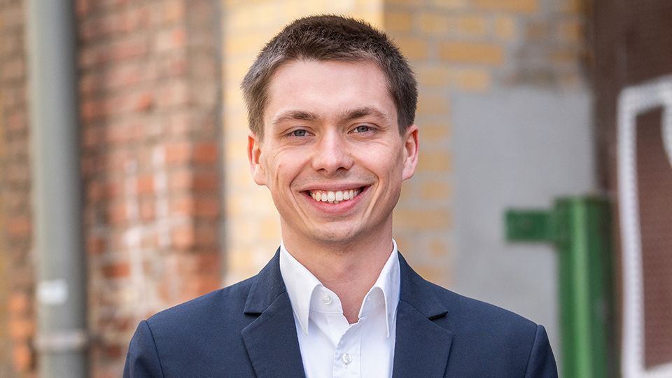 Mann lacht in die Kamera