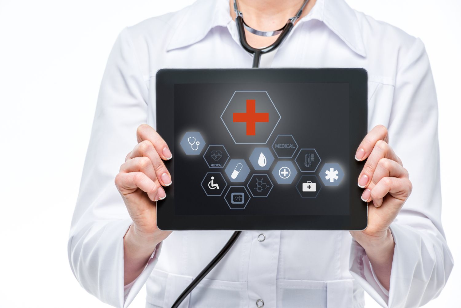 Ärztin hält Tablet mit medizinischen Symbolen darauf