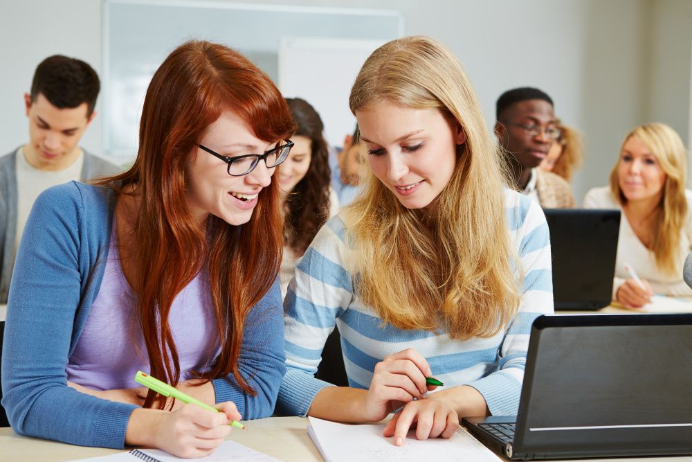 Zwei Studentinnen im Lernraum mit Laptop