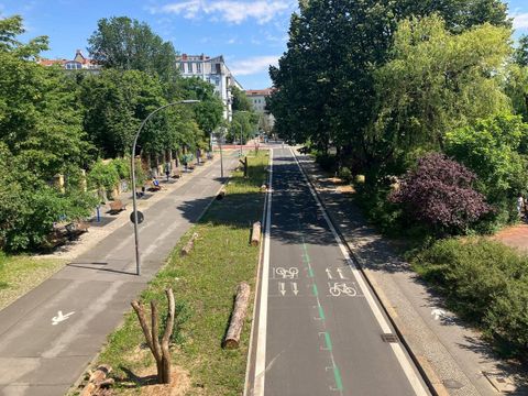 Görlitzer Ufer nach der Umgestaltung mit Fußweg, Radweg und begrüntem Mittelstreifen