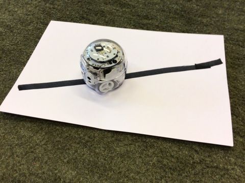 Ozobot Evo fährt auf gezeichneter Linie (seitlich)