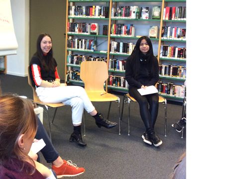 Schreibwerkstatt mit Jenny Mai Nuyen und den interessieren Jugendlichen