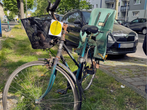 Ein Fahrrad mit Kindersitz, welches entsorgt werden muss