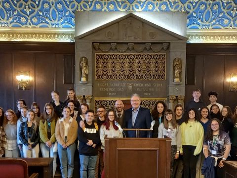 Bezirksstadtrat Muschner im BVV-Saal mit Schulleiter Jan Liedtke, Schülerinnen und Schülern des Thomas-Mann-Gymnasiums sowie aus Spanien und Ungarn (Bild: BA Reinickendorf)