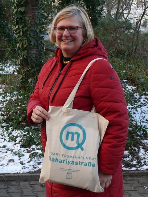 Bezirksstadträtin Angelika Schöttler mit dem Infomaterial vom QM (Bild: QM-Team Nahariyastraße)
