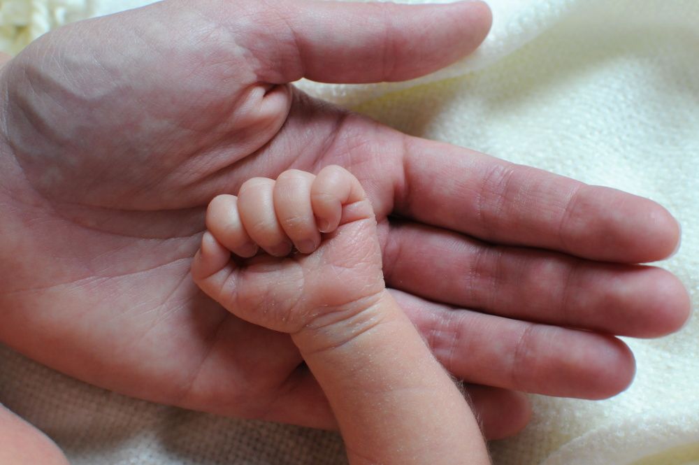 Hände Baby und Mama