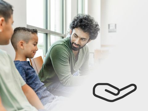 Besorgter Lehrer spricht mit zwei Schülern