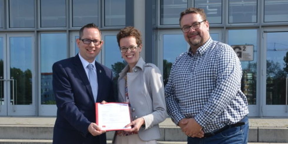 Bezirksbürgermeister Oliver Igel überreicht der Vizepräsidentin für Forschung und Transfer der HTW Berlin, Prof. Dr. Stefanie Molthagen-Schnöring den Letter of Intent
