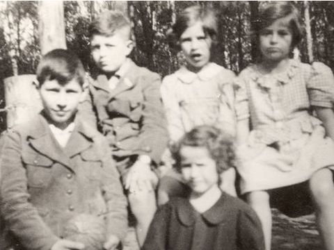 Hans, Rudi Leavor, Rosemarie, Erwine Leavor, vorne Helga 1935 (Bild: Fotos von Rudi Leavor, einem Freund von Hans Radziejewski, Erwine war Rudis jüngere Schwester)