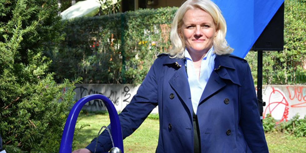 100. Trinkwasserbrunnen mit Regine Günther