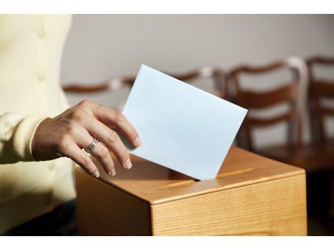 Frau in der Wahlkabine