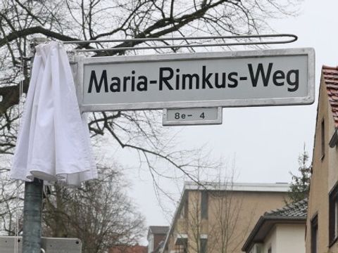17.02.2023: Nachher - Straßenschild nach der Enthüllung