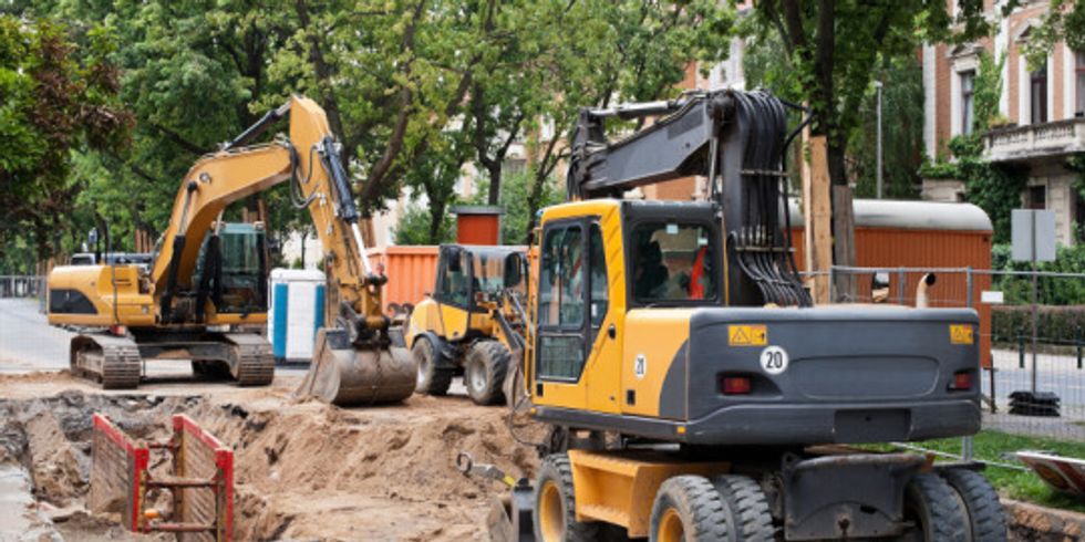 Straßenbaustelle mit schweren Baufahrzeugen