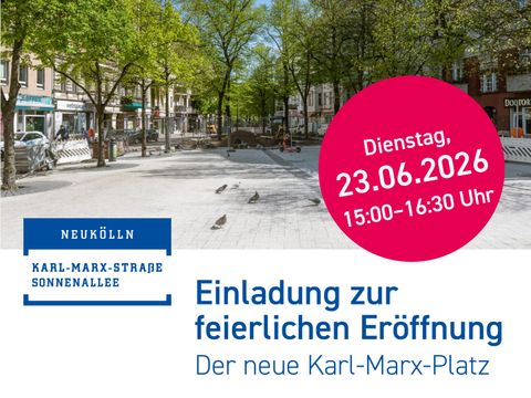 Leerer Karl-Marx-Platz mit Bäumen und Vögeln; roter Störer mit Schrift, Einladung zur feierlichen Eröffnung der neue Karl-Marx-Platz 23.062026 von 15 bis 16:30 Uhr